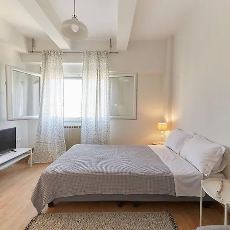 Bright Lovely In Apartment *